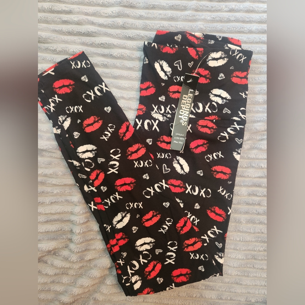 Leggings Depot Black and Red Kiss Print Leggings